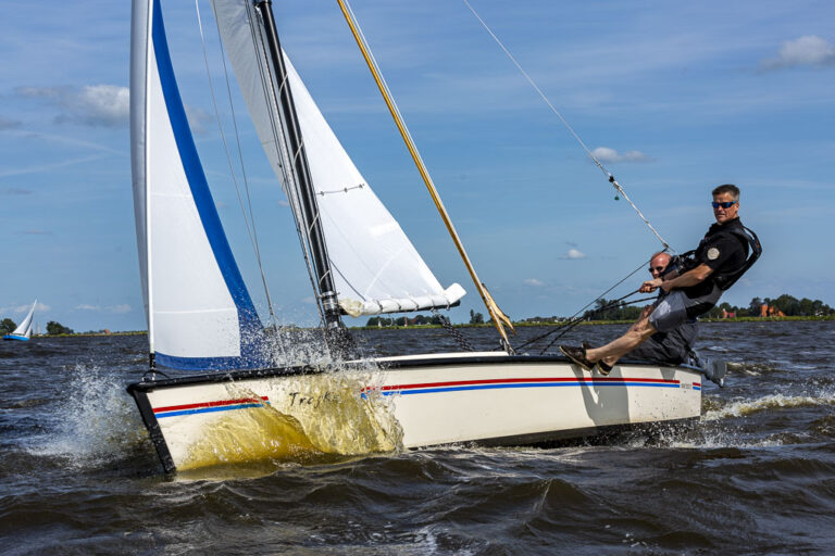 Zeiler op een catamaran in actie op het water – watersportfotografie